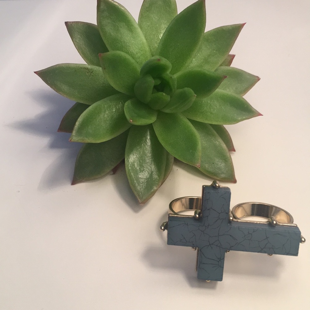 Tobi two fingered blue marble cross ring size7 NEW